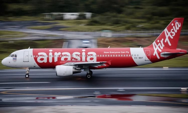 180 ಕ್ಕೂ ಹೆಚ್ಚು ಪ್ರಯಾಣಿಕರನ್ನು ಹೊತ್ತ ಏರ್ ಏಷ್ಯಾ ವಿಮಾನಕ್ಕೆ ಹಕ್ಕಿ ಢಿಕ್ಕಿ ಲಕ್ನೋದಲ್ಲಿ ತುರ್ತು ಭೂಸ್ಪರ್ಶ