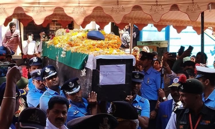 ಯುದ್ಧ ವಿಮಾನ ದುರಂತ: ತವರೂರಿಗೆ ಬಂದ ಪೈಲಟ್ ಹನುಮಂತರಾವ್ ಸಾರಥಿ ಪಾರ್ಥಿವ ಶರೀರ