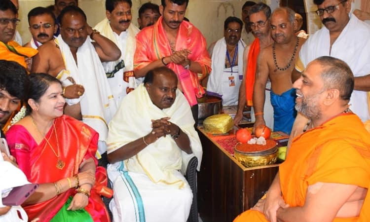 ರಾಯರ ದರ್ಶನ ಪಡೆದ ಎಚ್ ಡಿ ಕುಮಾರಸ್ವಾಮಿ ದಂಪತಿ