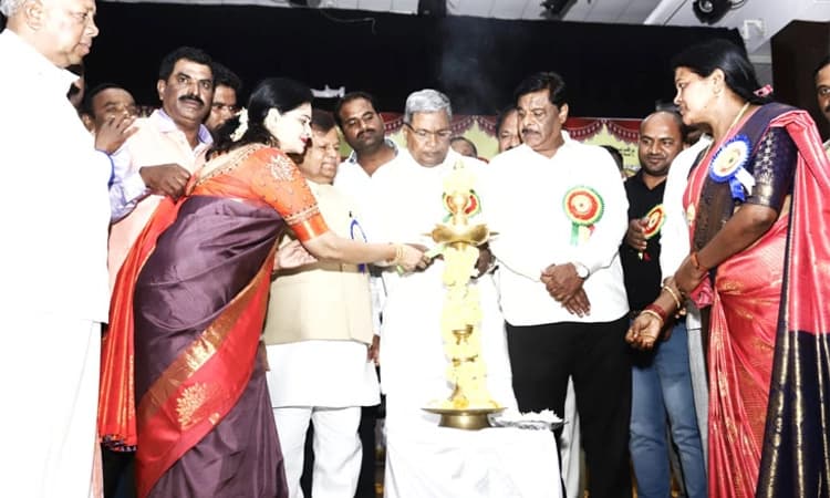 ಜಾನಪದ ಪ್ರಪಂಚ ಪ್ರಶಸ್ತಿ ಪ್ರದಾನ; ಅಧಿಕಾರಕ್ಕೆ ಬಂದ ಕೂಡಲೇ ವಿಶೇಷ ಅನುದಾನ: ಸಿದ್ದರಾಮಯ್ಯ