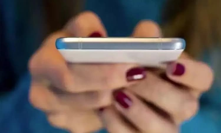 ವಿಚಾರಣಾಧೀನ ಕೈದಿಗೆ ಮೊಬೈಲ್‌ ಕೊಡಲು ಯತ್ನಿಸಿದ ಮಹಿಳೆ