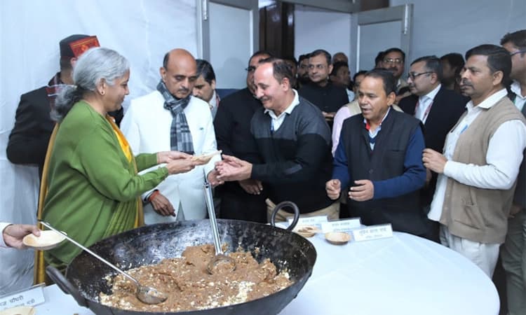 ಕೇಂದ್ರ ಬಜೆಟ್; ‘ಹಲ್ವಾ’ ಸಮಾರಂಭ ನಡೆಸಿಕೊಟ್ಟ ನಿರ್ಮಲಾ ಸೀತಾರಾಮನ್