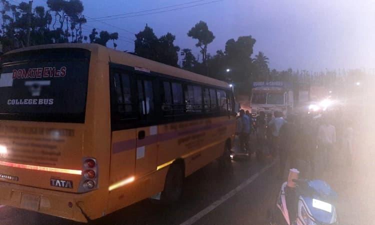ಕಾಲೇಜು ಬಸ್ – ಲಾರಿ ನಡುವೆ ಅಪಘಾತ: ಬಸ್ ಚಾಲಕ ಗಂಭೀರ, ವಿದ್ಯಾರ್ಥಿಗಳು ಪಾರು