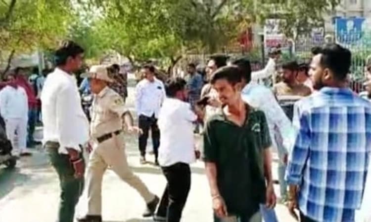 ಕಲಬುರಗಿಯಲ್ಲಿ ಪಠಾಣ್ ಚಿತ್ರ ಪ್ರದರ್ಶನಕ್ಕೆ ವಿರೋಧ; ಕಲ್ಲು ತೂರಾಟ