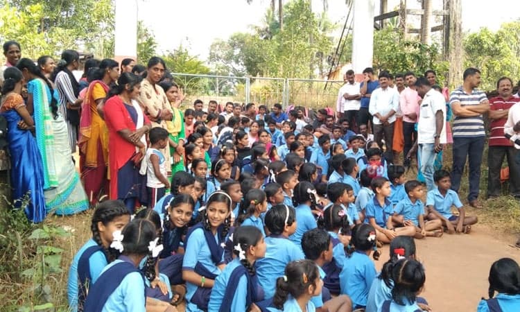 ಇಚ್ಲಂಪಾಡಿ: ನೇರ್ಲ ಶಿಕ್ಷಕರ ವರ್ಗಾವಣೆ ವಿರೋಧಿಸಿ ಪ್ರತಿಭಟನೆ; ತರಗತಿ ಬಹಿಷ್ಕರಿಸಿದ ವಿದ್ಯಾರ್ಥಿಗಳು