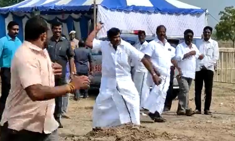 ಕುರ್ಚಿ ತರಲು ತಡವಾಗಿದ್ದಕ್ಕೆ ಕಾರ್ಯಕರ್ತನ ಮೇಲೆ ಕಲ್ಲೆಸೆದ ಸಚಿವ: ವಿಡಿಯೋ ವೈರಲ್‌…