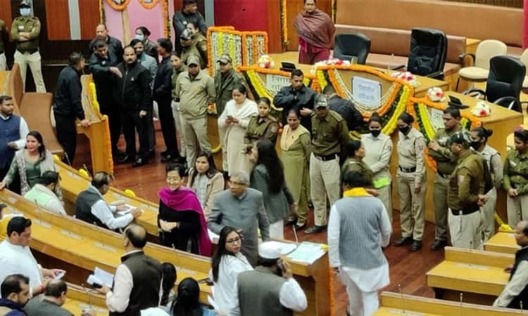 ಭಾರಿ ಗದ್ದಲದ ಹಿನ್ನಲೆ ದೆಹಲಿ ಮೇಯರ್ ಆಯ್ಕೆ ಮಾಡದೆ ಸದನ ಮುಂದೂಡಿಕೆ