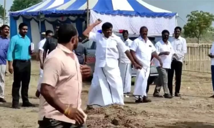 ಪಕ್ಷದ ಕಾರ್ಯಕರ್ತನ ಮೇಲೆ ಕಲ್ಲು ತೂರಿದ ತಮಿಳುನಾಡು ಸಚಿವ ; ವೈರಲ್ ವಿಡಿಯೋ