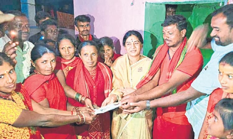 ಚುನಾವಣೆ ಗೆಲ್ಲಲು ಆಕಾಂಕ್ಷಿಗಳ ಪರ ಪತ್ನಿಯರ ಮತಬೇಟೆ