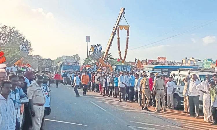 ಜಂಗಮಕೋಟೆ ಕ್ರಾಸಿನಲ್ಲಿ ಟಿಕೆಟ್‌ ಆಕಾಂಕ್ಷಿಗಳ ಶಕ್ತಿ ಪ್ರದರ್ಶನ