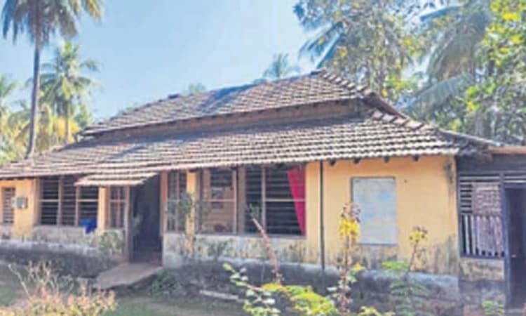 ಹಳೆಯ ಮನೆಯಲ್ಲಿ ಕಾರ್ಯನಿರ್ವಹಿಸುತ್ತಿದೆ ಅಂಗನವಾಡಿ ಕೇಂದ್ರ