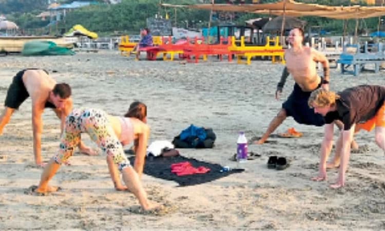 ಪಣಜಿ: ಪ್ರವಾಸಿಗರು ಪ್ರವಾಸೋದ್ಯಮ ಆನಂದಿಸುವುದರೊಂದಿಗೆ ಮುಂಜಾನೆ ಯೋಗ