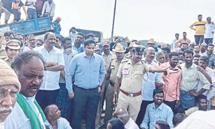 ಚಿರತೆ ದಾಳಿ: ರಸ್ತೆ ತಡೆದು ಗ್ರಾಮಸ್ಥರ ಪ್ರತಿಭಟನೆ