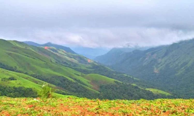 ಕೊಟ್ಪಿಗೆಹಾರ: ದೇವರಮನೆ ಬೆಟ್ಟಕ್ಕೆ ಬರುವ ಪ್ರವಾಸಿಗರಿಂದ ಬಣಕಲ್ ಗ್ರಾಮಸ್ಥರಿಗೆ ಕಿರಿಕಿರಿ