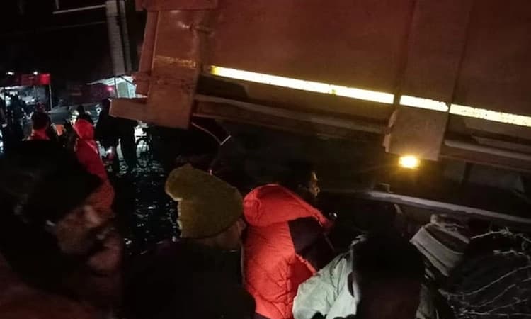 ಕಾರಿಗೆ ಢಿಕ್ಕಿ ಹೊಡೆದು ಪಾದಚಾರಿಗಳ ಮೇಲೆ ಹರಿದ ಟ್ರಕ್:‌ 6 ಮಂದಿ ದಾರುಣ ಅಂತ್ಯ