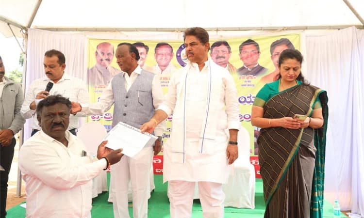 ಅರ್ಹರಿಗೆ ಆರ್ಥಿಕ ಸೌಕರ್ಯಗಳನ್ನು ತ್ವರಿತವಾಗಿ ತಲುಪಿಸಿ: ಆರ್‌.ಅಶೋಕ್‌