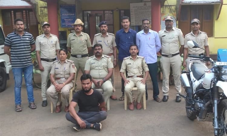 ಅಂಕೋಲಾ : ಜನರಿಗೆ ವಂಚಿಸಿ ಬೈಕ್ ಕಳ್ಳತನ ಮಾಡುತ್ತಿದ್ದ ಖತರ್ನಾಕ್ ಕಳ್ಳನ ಬಂಧನ