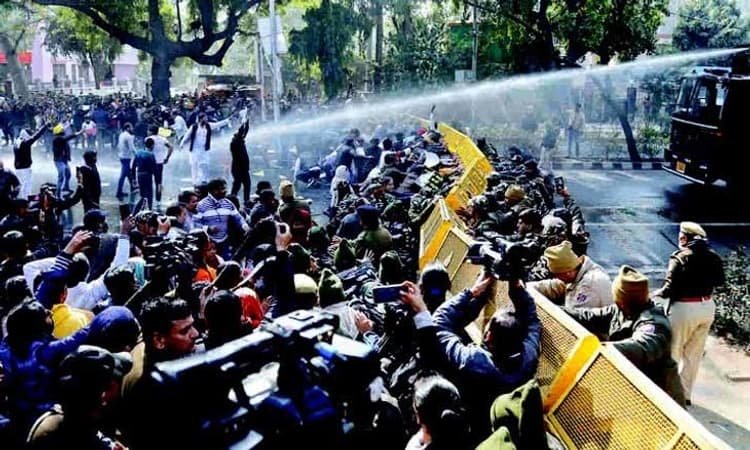 ದೆಹಲಿ ಕೊಳಗೇರಿ ನಿವಾಸ ನೆಲಸಮ; ಬಿಜೆಪಿ ಸಂಸದರ ಮನೆ ಮುಂದೆ ಆಪ್ ಶಾಸಕರ ಧರಣಿ