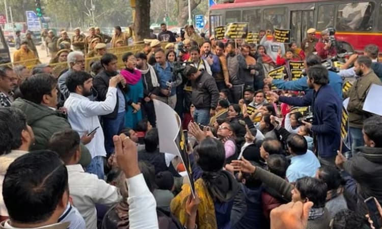 ದೆಹಲಿ ಬಿಜೆಪಿ ಸಂಸದ ರಮೇಶ್ ಬಿಧುರಿ ನಿವಾಸದ ಮುಂದೆ ಎಎಪಿ ಶಾಸಕರ ಧರಣಿ