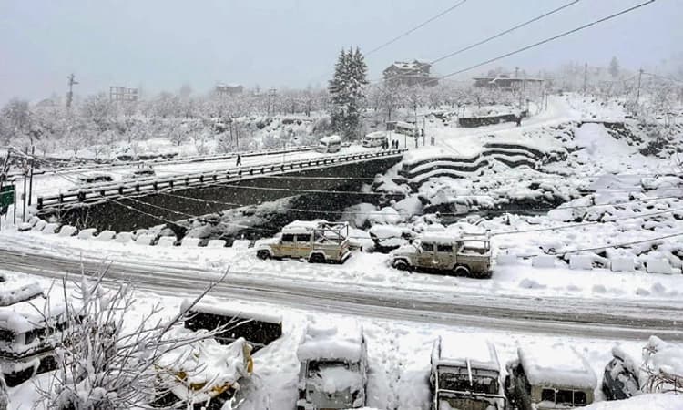 ಮಂಜಿನ ಮಳೆ; ಉತ್ತರ ಹಿಮಾವೃತ; ಜನಜೀವನ ಅಸ್ತವ್ಯಸ್ತ