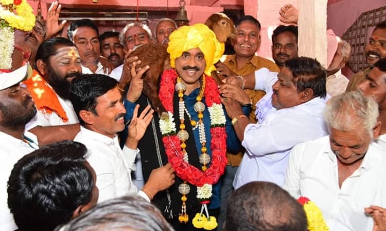 ಬಸಾಪಟ್ಟಣ ಹಾಲುಮತ ನಂಜುಂಡೇಶ್ವರ ಮಠಕ್ಕೆ ಗಾಲಿ ಜನಾರ್ದನ ರೆಡ್ಡಿ ಭೇಟಿ