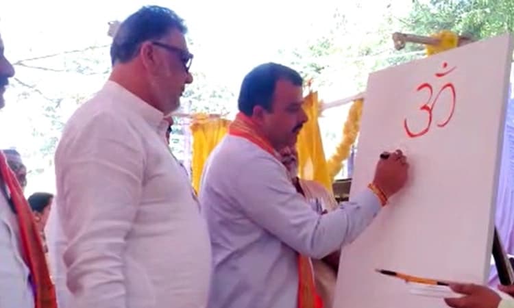 ‘ಓಂ’ ಎಂದು ಬರೆದ ಸಚಿವ ಸುನೀಲ್ ಕುಮಾರ್; ಶಾಸಕ ತನ್ವೀರ್ ಸೇಠ್ ಪ್ರತಿಕ್ರಿಯೆ ಹೀಗಿತ್ತು