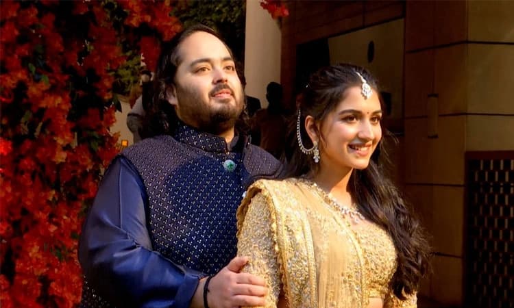 ಸಾಂಪ್ರದಾಯಿಕ ಗುಜರಾತಿ ಹಿಂದೂ ಕುಟುಂಬ ಸಂಪ್ರದಾಯದಂತೆ ಅನಂತ್ ಅಂಬಾನಿ- ರಾಧಿಕಾ ನಿಶ್ಚಿತಾರ್ಥ