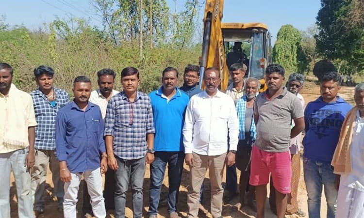 ಕೊರಟಗೆರೆ: ಸ್ವಂತ ಹಣದಿಂದ ರಸ್ತೆ ದುರಸ್ತಿ ಮಾಡಿದ ಬಿಜೆಪಿ ಮುಖಂಡ ಅನಿಲ್‌ಕುಮಾರ್