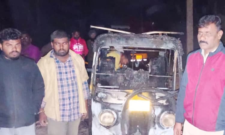 ಮಡಿಕೇರಿ: ಆಟೋ ರಿಕ್ಷಾ ಅಗ್ನಿಗಾಹುತಿ