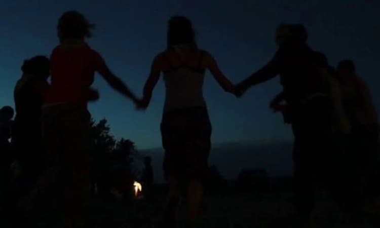 ಜಾತಿನಿಂದನೆ: ರಾತ್ರೋರಾತ್ರಿ 17ಕಿ.ಮೀ ನಡೆದ ವಿದ್ಯಾರ್ಥಿನಿಯರು!