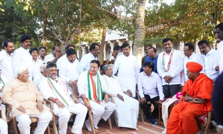 ಕೊಪ್ಪಳಕ್ಕೆ ಪ್ರಜಾಧ್ವನಿ ಬಸ್ ಯಾತ್ರೆ: ಗವಿಮಠಕ್ಕೆ ಭೇಟಿ ನೀಡಿದ ಸಿದ್ದರಾಮಯ್ಯ, ಡಿಕೆಶಿ