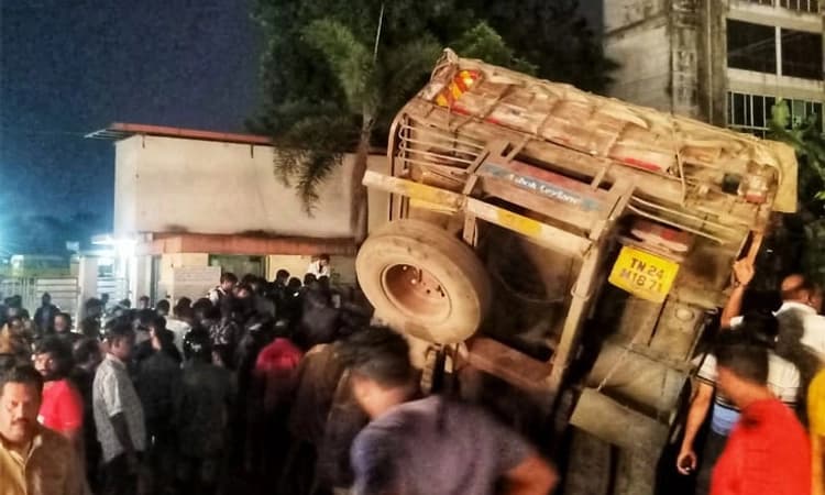 ಜಪ್ಪಿನಮೊಗರು: ಟ್ರಕ್ ಪಲ್ಟಿ; ಸ್ಟಿಯರಿಂಗ್ ವೀಲ್ ನಲ್ಲಿ ಸಿಲುಕಿಕೊಂಡ ಚಾಲಕ