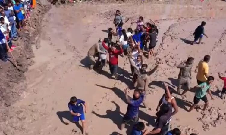 ಕೆಸರುಗದ್ದೆ ಅಖಾಡಕ್ಕಿಳಿದ ಚಿಕ್ಕಮಗಳೂರು ಜಿಲ್ಲಾಧಿಕಾರಿ ಕೆ.ಎನ್.ರಮೇಶ್