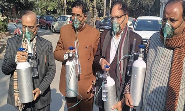 ಗ್ಯಾಸ್ ಮಾಸ್ಕ್ ಧರಿಸಿ,ಆಕ್ಸಿಜನ್ ಸಿಲಿಂಡರ್ ಸಮೇತ ವಿಧಾನಸಭೆಗೆ ಬಂದ ದೆಹಲಿ ಬಿಜೆಪಿ ಶಾಸಕರು