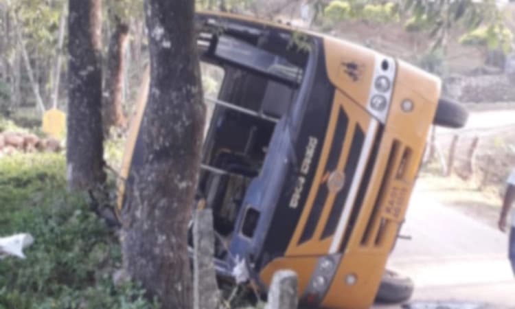 ಮೂಡಿಗೆರೆ; ಪಿಕ್ನಿಕ್ ಗೆ ಬಂದಿದ್ದ ಕಾಲೇಜು ಬಸ್ ಪಲ್ಟಿ; ಐವರು ವಿದ್ಯಾರ್ಥಿಗಳಿಗೆ ಗಾಯ