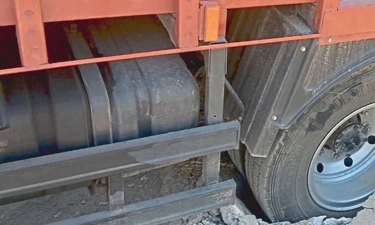 ಚರಂಡಿ ಕುಸಿತ: ವಾಹನ ಚಕ್ರ ಸಿಲುಕಿ ಟ್ರಾಫಿಕ್‌ ಜಾಮ್‌