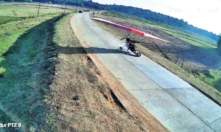 ಮಡಿಕೇರಿಯಲ್ಲಿ ಪ್ಯಾರಾ ಗ್ಲೈಡರ್ ತುರ್ತು ಭೂಸ್ಪರ್ಶ: ತಪ್ಪಿದ ಅನಾಹುತ