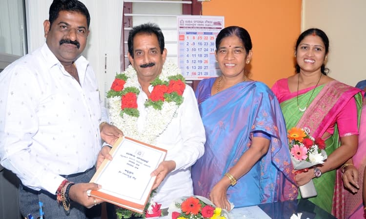 ನಗರಸಭೆಯ ಸ್ಥಾಯೀ ಸಮಿತಿಯ ನೂತನ ಅಧ್ಯಕ್ಷರಿಗೆ ಅಧಿಕಾರ ಹಸ್ತಾಂತರ