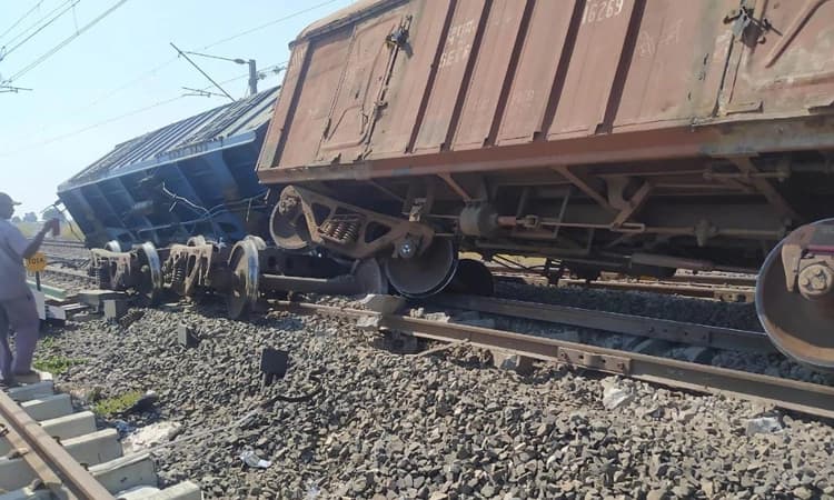 ವಾಡಿ: ಗೂಡ್ಸ್ ರೈಲು ಅಪಘಾತ… ತಪ್ಪಿದ ದುರಂತ