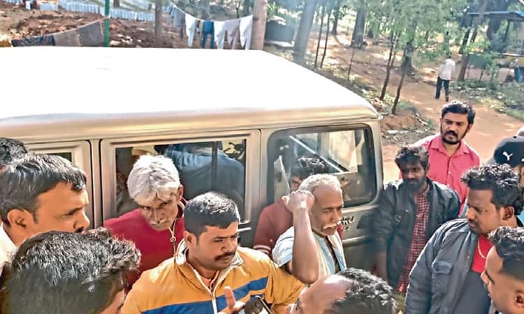 ಕಾಡಾನೆ ಹಾವಳಿಗೆ ಬೇಸತ್ತು ಮುತ್ತಿಗೆ