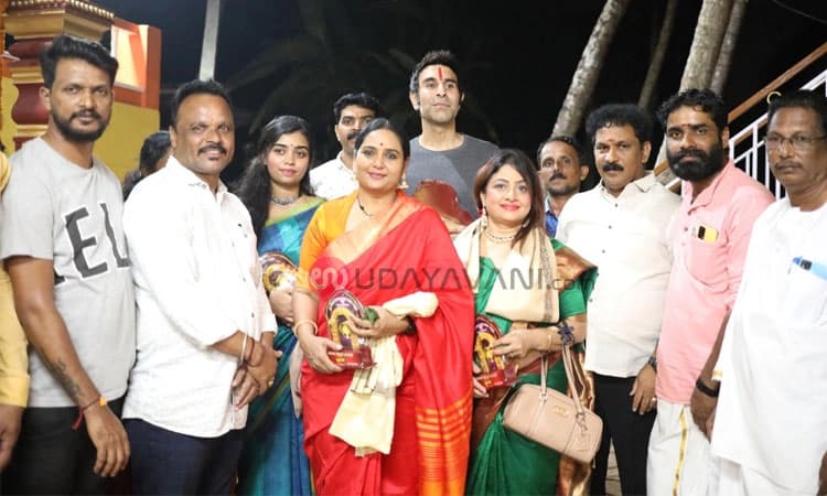 ಉಳ್ಳಾಲ: ಬುರ್ದುಗೋಳಿ ಗುಳಿಗಜ್ಜ ಕ್ಷೇತ್ರಕ್ಕೆ ಹುಂಜ ಹರಕೆ ನೀಡಿದ ‘ಕರಿ ಹೈದ ಕರಿಯಜ್ಜ’ ಚಿತ್ರತಂಡ