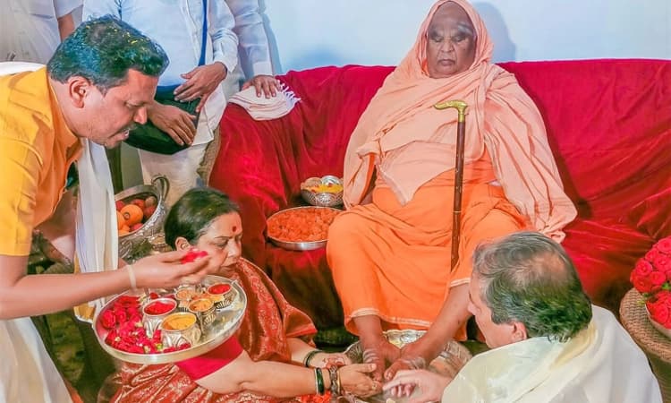 ರಾಜ್ಯ ರಾಜಕೀಯದ ಕುರಿತು ಭವಿಷ್ಯ ನುಡಿದ ಕೋಡಿಮಠದ ಶ್ರೀಗಳು