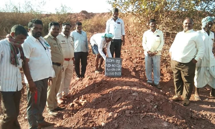 ಅನಾಥ ಶವದ ಅಂತ್ಯ ಸಂಸ್ಕಾರ ಮಾಡಿ ಮಾನವೀಯತೆ ಮೆರೆದ ಪೊಲೀಸ್ ಸಿಬ್ಬಂದಿ