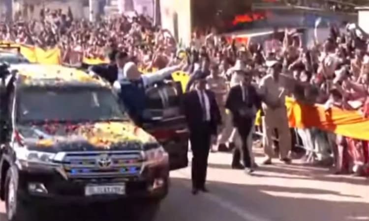 ಹುಬ್ಬಳ್ಳಿ ರ‍್ಯಾಲಿ; ಹಾರ ಹಾಕಲು ಪ್ರಧಾನಿ ಮೋದಿಯವರತ್ತ ನುಗ್ಗಿ ಬಂದ ಬಾಲಕ