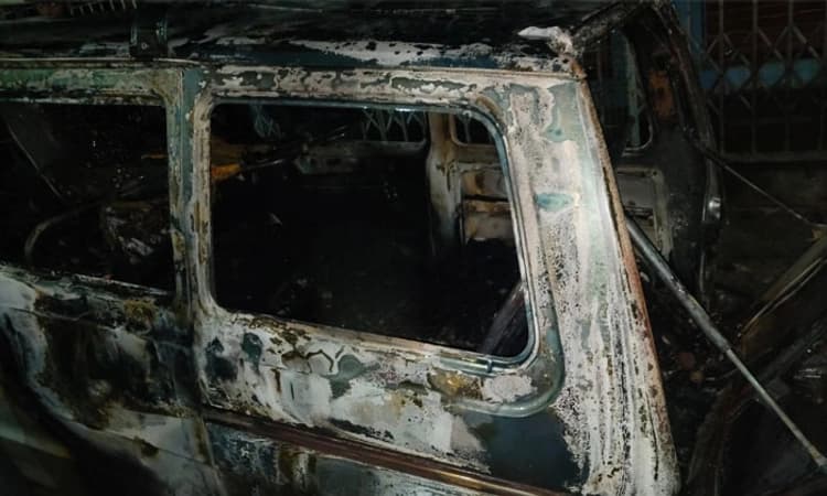 ಕುಣಿಗಲ್: ಆಕಸ್ಮಿಕ ಬೆಂಕಿ; ಆಟೋ, ಕಾರು ಭಸ್ಮ