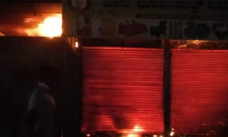 ಶಹಾಪುರ: ಅಂಗಡಿಗಳಿಗೆ ಆಕಸ್ಮಿಕ ಬೆಂಕಿ;‌ ಅಪಾರ ನಷ್ಟ
