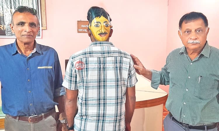 ಹುಲಿಯ ಆತಂಕವಿದ್ದರೆ ತಲೆಯ ಹಿಂಬದಿಗೆ ಮುಖವಾಡ ಧರಿಸಿ!