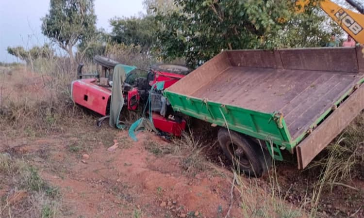 ಮಧುಗಿರಿ: ಟ್ರ್ಯಾಕ್ಟರ್ ಪಲ್ಟಿ ಓರ್ವ ಸಾವು; 4 ಜನ ಗಂಭೀರ