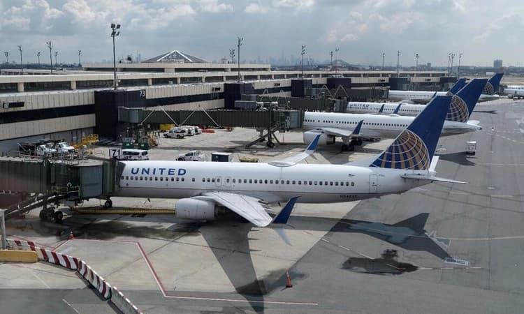 ತಾಂತ್ರಿಕ ದೋಷ : ಅಮೆರಿಕದಾದ್ಯಂತ ನೂರಾರು ವಿಮಾನಗಳ ಹಾರಾಟ ಸ್ಥಗಿತ