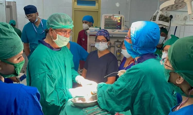 10ರ ಬಾಲಕನಿಗೆ ಶಸ್ತ್ರಚಿಕಿತ್ಸೆ ನಡೆಸಿದ ತ್ರಿಪುರಾ ಸಿಎಂ ಸಹಾ!